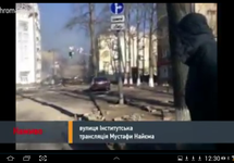ul.Szowkowiczna przy ul.Instytuckiej w Kijowie, łatają granaty, wałka między Berkutem i protestującymi