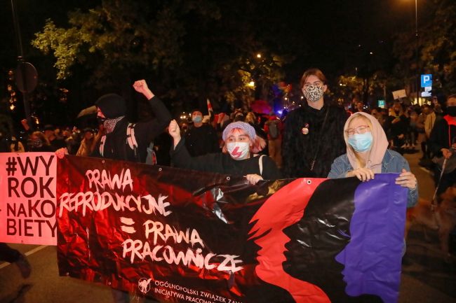 Protest przeciwko wyrokowi TK w Warszawie. fot. PAP/Wojciech Olkuśnik