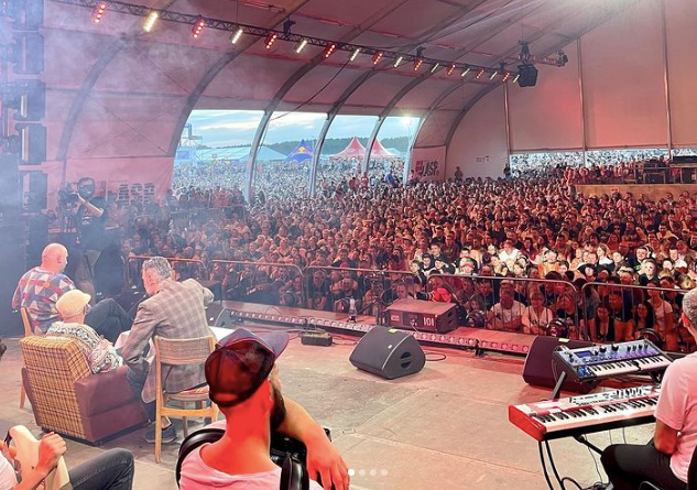 Neo-Nówka z okazji Pol’and’Rock Festival spotkał się z festiwalowiczami na Akademii Sztuk Przepięknych. Źródło: Instagram/Neo-Nówka