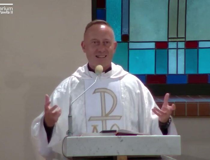 Popularnego księdza oskarżano o wykorzystanie kobiety. Prokuratura podjęła decyzję