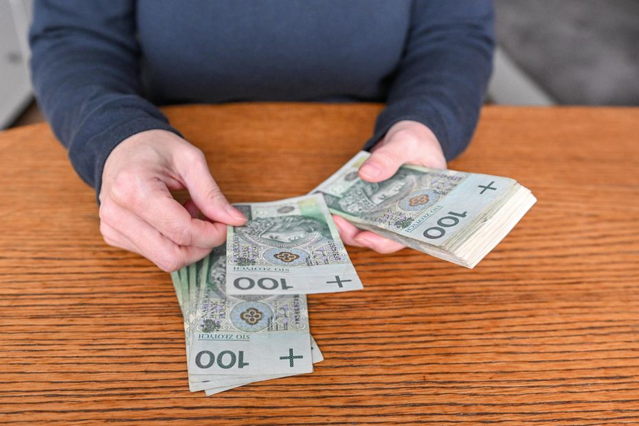 na zdjęciu: Banknoty o nominale 100 zł. Zdjęcie ilustracyjne. PAP/Marcin Bielecki