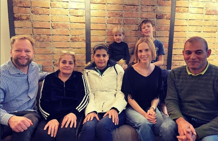 Maciej Stuhr z rodziną w towarzystwie Marwy z rodzicami, fot. Instagram