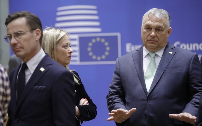Z lewej premier Szwecji Ulf Kristersson, z prawej premier Węgier Viktor Orban, fot.  	PAP/EPA/OLIVIER HOSLET
