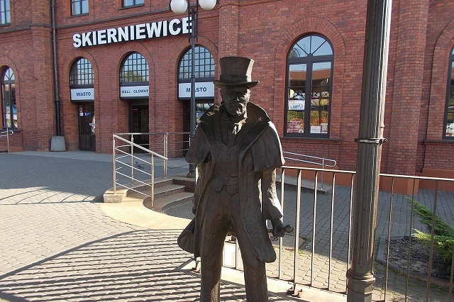 Pomnik Stanisława Wokulskiego na stacji kolejowej w Skierniewicach. Fot. Koefbac/CC BY-SA 4.0
