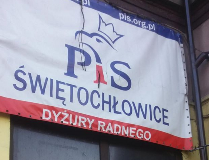 „ZOMO”, „PZPR”! Napisy na jednym ze śląskich biur Prawa i Sprawiedliwości
