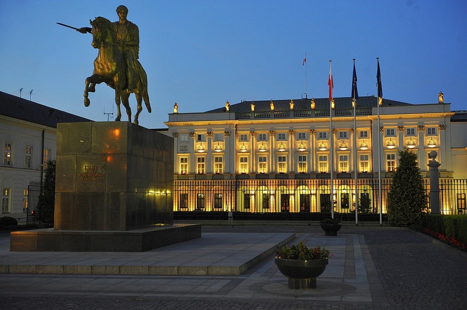 Wieczorna iluminacja Pałacu Prezydenckiego w Warszawie. fot. Cezary p - praca własna, CC BY-SA 4.0