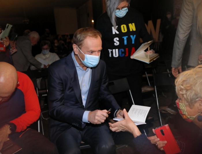 Morawiecki w 6 dni odwiedził 11 państw, Tusk napisał twitta i wystąpił na 6-leciu KOD