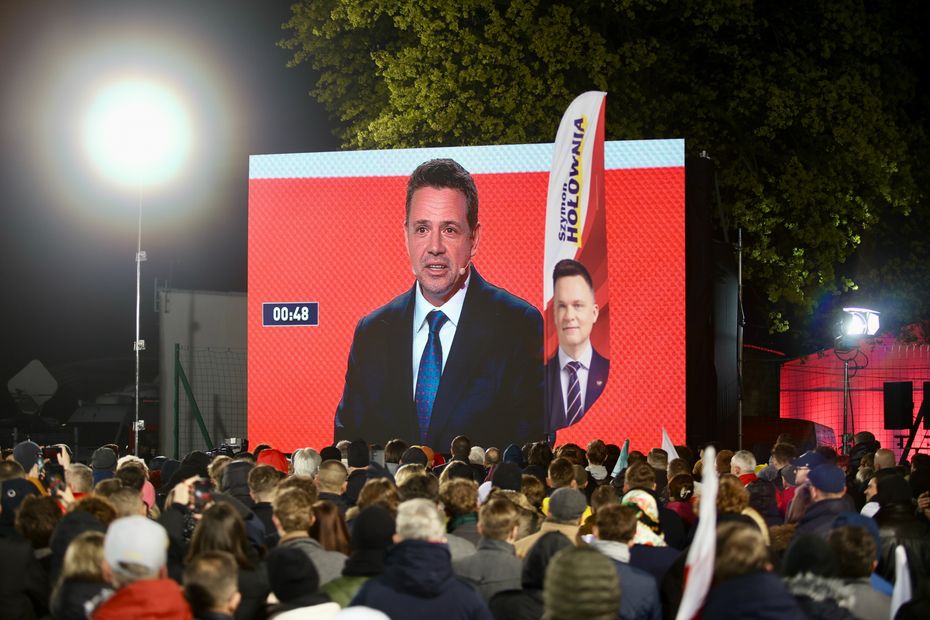Wybory Prezydenta RP 2025 - kampania. Na ekranie kandydat KO w zbliżających się wyborach na fotel prezydenta RP, prezydent Warszawy Rafał Trzaskowski podczas debaty prezydenckiej w Końskich, 11 bm. (ad) PAP/Adam Kumorowicz