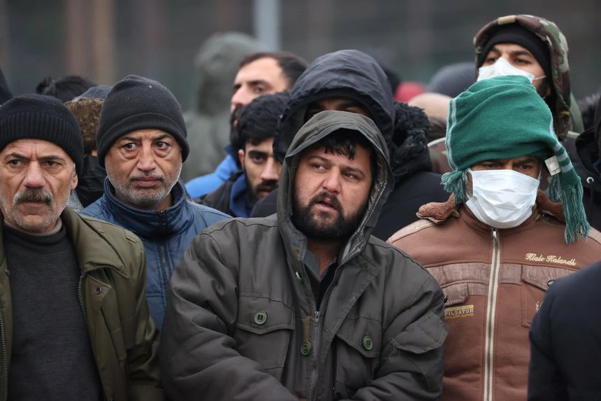 Imigranci czekający na obrót spraw w Kuźnicy po stronie białoruskiej. Fot. PAP/EPA