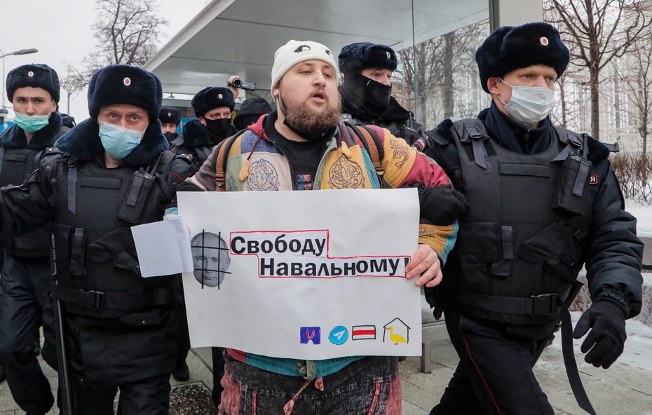 Tłumne protesty na rosyjskich ulicach są pacyfikowane przez milicję. Fot. PAP/EPA