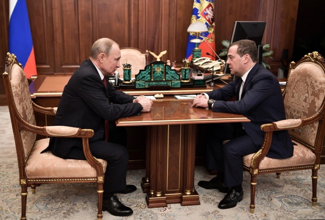 Premier Rosji Dmitrij Miedwiediew poinformował w środę, że jego rząd podał się do dymisji. Fot. PAP/EPA/ALEXEY NIKOLSKY/SPUTNIK/KREMLIN POOL
