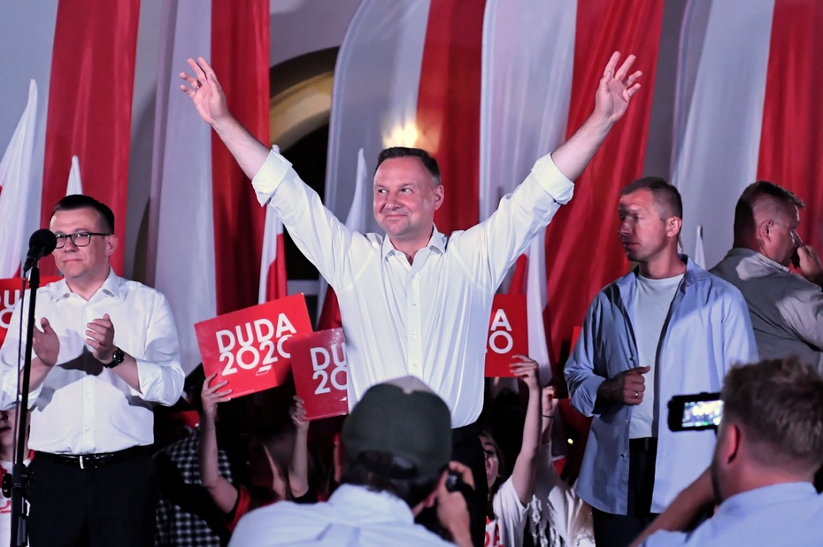 Prezydent Andrzej Duda minimalnie zwyciężył w sondażu z Rafałem Trzaskowskim, fot. PAP/Wojtek Jargiło
