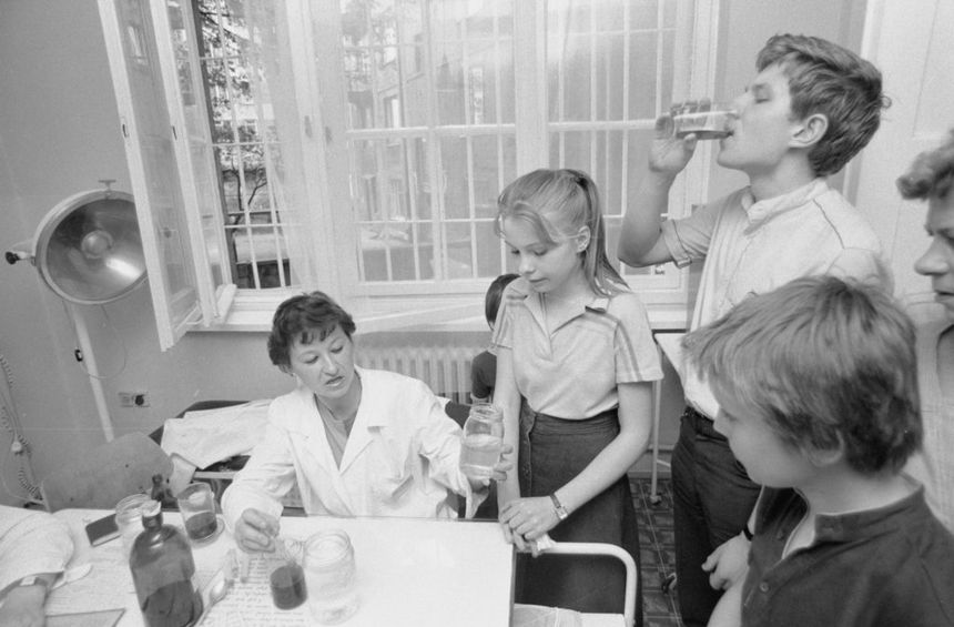 Po katastrofie w Czarnobylu w ZSRR płyn Lugola otrzymało ponad 10 mln polskich dzieci. 1986 r.