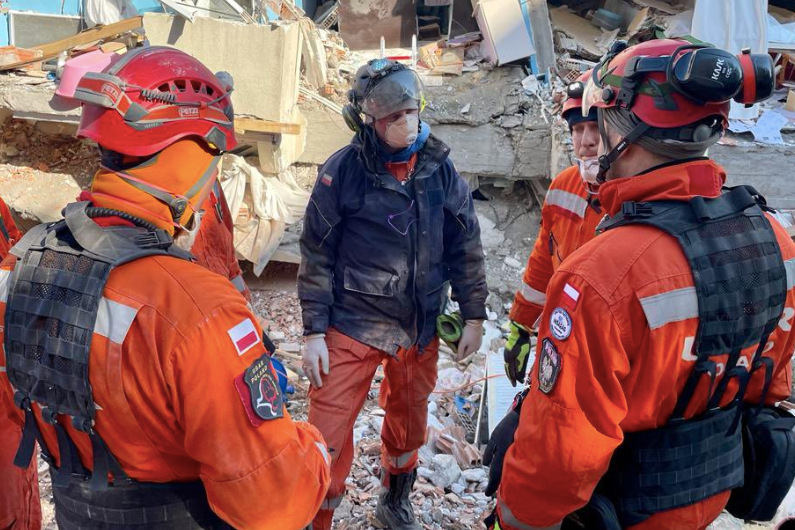 Grupa HUSAR Poland pomaga po trzęsieniu ziemi w Turcji. Źródło: Twitter/@ABartkowiak_PSP