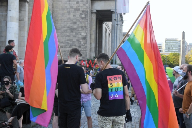 Manifestacja poparcia dla społeczności LGBT na pl. Defilad w Warszawie. Fot. PAP/Radek Pietruszka