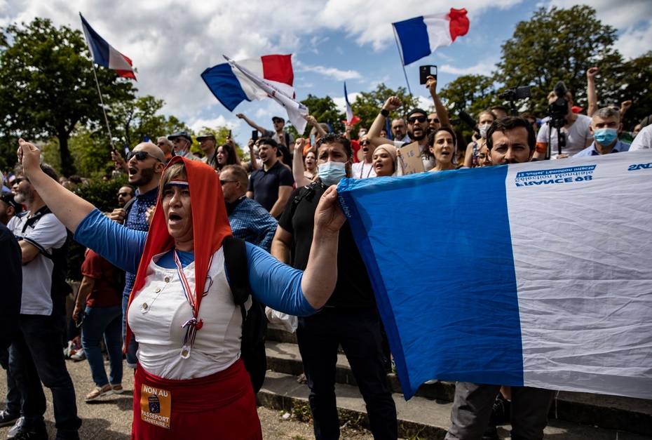 Manifestacje we Francji przeciwko paszportom sanitarnym. fot. PAP/EPA/IAN LANGSDON