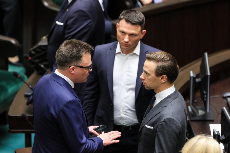 Przewodniczący Polski 2050 Szymon Hołownia (L) oraz posłowie Konfederacji Krzysztof Bosak (P) i Sławomir Mentzen (C). Fot. PAP/Paweł Supernak