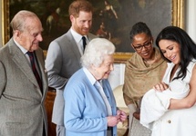Książę Harry i Księżna Sussex przedstawiają royal baby królowej. PAP/EPA/Chris Allerton/SussexRoyal