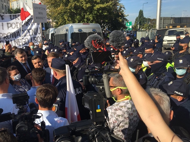 Protest pod siedzibą PiS na Nowogrodzkiej. Fot. Twitter/Witold Tumanowicz