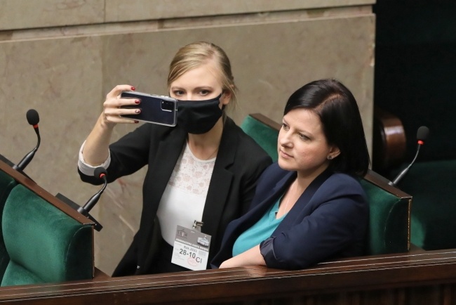 Działaczka Pro-life Kaja Godek (P) na sali obrad Sejmu w Warszawie, fot. PAP/Paweł Supernak