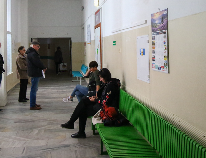 Długo kojarzono ją tylko z seniorami. Teraz choroba sieje spustoszenie wśród młodych