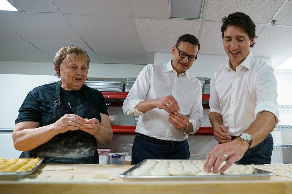 Mateusz Morawiecki i Justin Trudeau w polskiej restauracji Cafe Polonez w Toronto. Fot. Twitter/Justin Trudeau