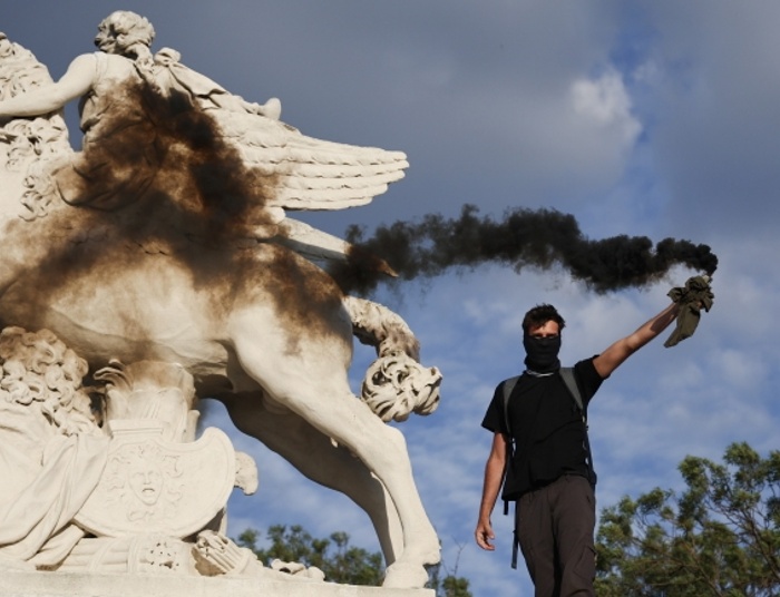 Babcia Nahela zaapelowała o spokój. Słabnie fala przemocy na ulicach francuskich miast