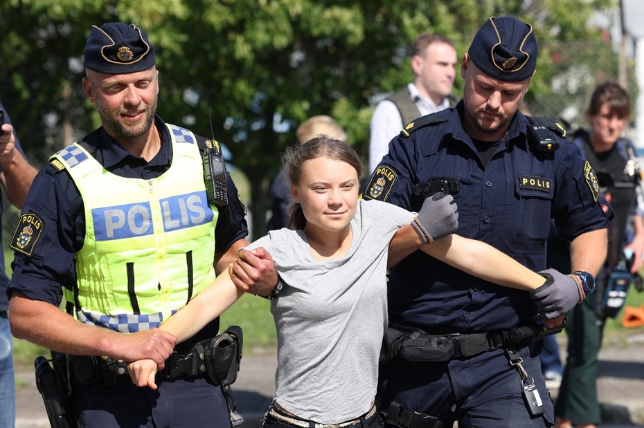 Tuż po wyroku policja znów musiała siłą usunąć gretę Thunberg z miejsca protestu. Fot. PAP/EPA/Andreas Hillergren/TT