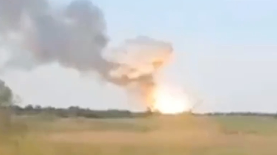W mediach społecznościowych pojawiło się nagranie ukazujące wybuch rosyjskiego wozu opancerzonego, który na pokładzie przewozić miał 200 min. (fot. Twitter/Ukraine Weapons Tracker)