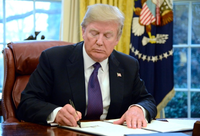 Prezydent Donald Trump podpisuje nowe taryfy importowe. Fot. PAP
