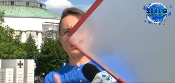 Agata Adamek z TVN24 przeżyła pod Sejmem mało przyjemną sytuację. Fot. Twitter/Szkło Kontaktowe