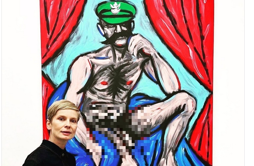Magdalena Cielecka z obrazem nagiego Piłsudskiego, fot. Instagram