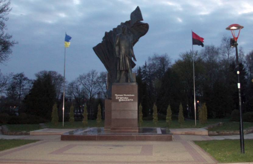 Pomnik upamiętniający Stefana Banderę. fot. Wadco2 - Own work, CC BY-SA 4.0