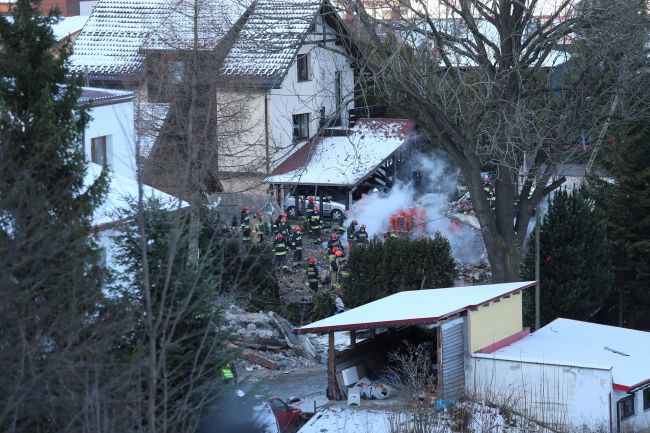 Akcja ratunkowa w miejscu wybuchu gazu, do którego doszło 4 bm. ok. godz. 19:00 w domu jednorodzinnym w Szczyrku. Fot. PAP/Andrzej Grygiel
