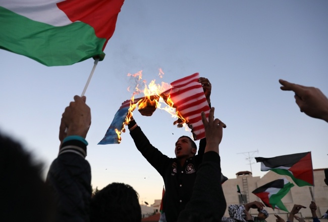 Masowe demonstracje w krajach arabskich przeciw dotyczącej Jerozolimy decyzji Donalda Trumpa. Fot. PAP/EPA