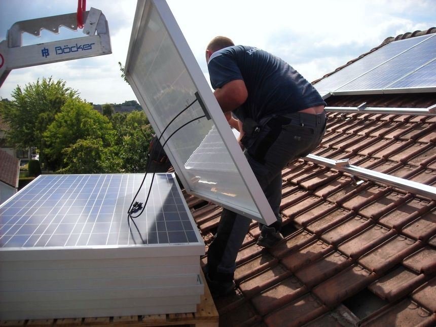Dzięki programowi "Czyste powietrze" można otrzymać dofinansowanie na zakup kolektorów słonecznych.