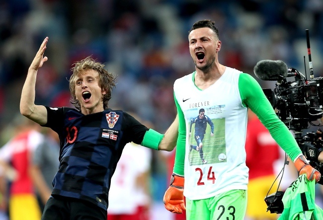 Bramkarz Danijel Subasic i piłkarz Luka Modric po finiszu meczu z Danią, fot. PAP/EPA/TOLGA BOZOGLU