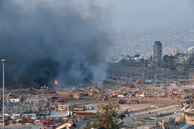Co najmniej dziesięć osób zginęło we wtorek w wyniku potężnej eksplozji w stolicy Libanu, Bejrucie. Fot. PAP/EPA/WAEL HAMZEH