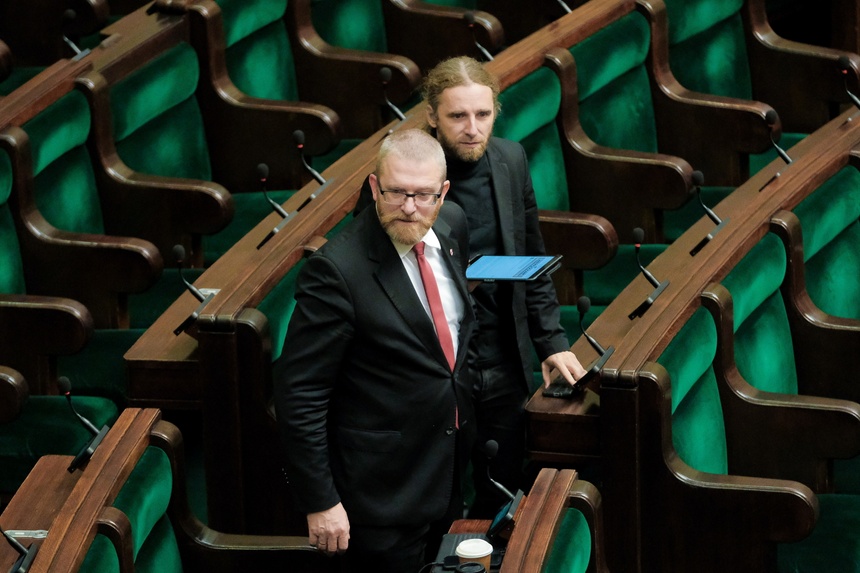 Posłowie Konfederacji Grzegorz Braun (L) i Dobromir Sośnierz (P) na sali obrad niższej izby parlamentu w Warszawie. fot. PAP/Mateusz Marek
