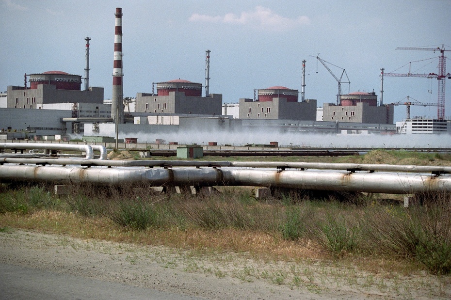 Elektrownia atomowa w Zaporożu na Ukrainie. Zdjęcie archiwalne (1994 rok). Fot. PAP/EPA/SERGEI SUPINSKY