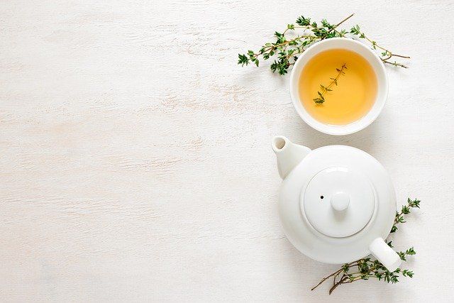 Herbata w filiżance i czajnik