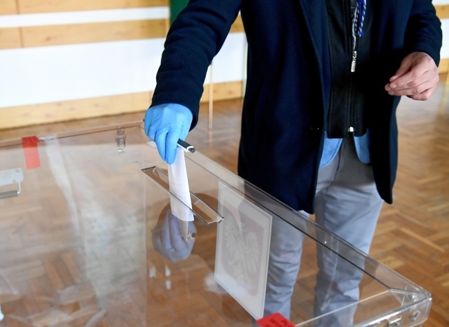 Głosowanie w lokalu Obwodowej Komisji Wyborczej nr 5 w Muninie w gminie Jarosław na Podkarpaciu, fot. PAP/Darek Delmanowicz