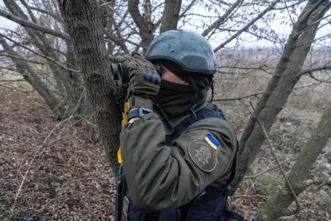 Ukraiński żołnierz na zwiadzie w obwodzie charkowskim. Zdjęcie ilustracyjne, fot. PAP/Mykola Kalyeniak