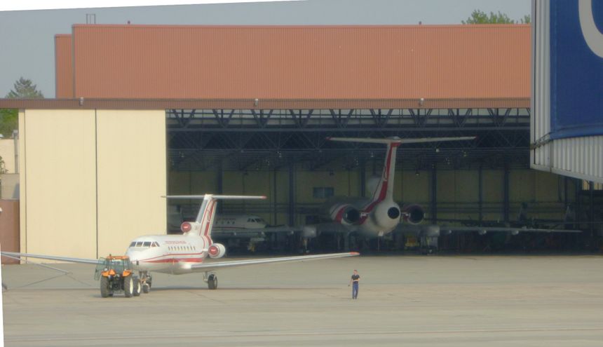 Jak-42 #048 oraz Tu-154M #102. Warszawa, 2011.