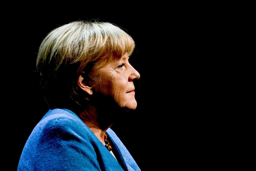 Angela Merkel nie obwinia się za niewystarczające starania wobec Ukrainy. "To nie była Ukraina, którą znamy dzisiaj" - mówiła w wywiadzie. (fot. PAP/EPA)