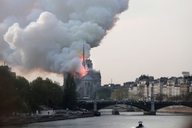 Płonie katedra Notre Dame w Paryżu. PAP/EPA/IAN LANGSDON