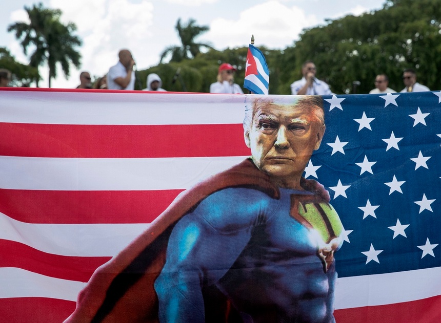 Zwolennicy Donalda Trumpa przedstawiają go jako amerykańskiego superbohatera. Fot. PAP/EPA/CRISTOBAL HERRERA-ULASHKEVICH