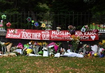 Ludzie jednoczą się po zamachu w Christchurch.