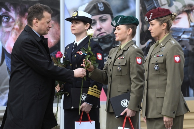 Minister Obrony Narodowej Mariusz Błaszczak (L) podczas spotkania z żołnierzami kobietami. Fot. PAP/Piotr Nowak