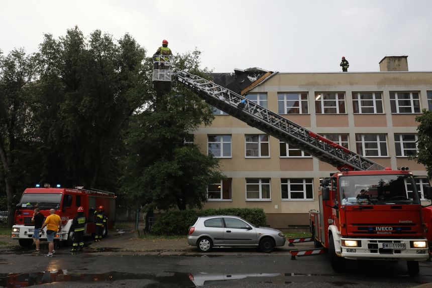 Straż pożarna zabezpiecza uszkodzony dach Zespołu Szkół Łączności w Warszawie.
